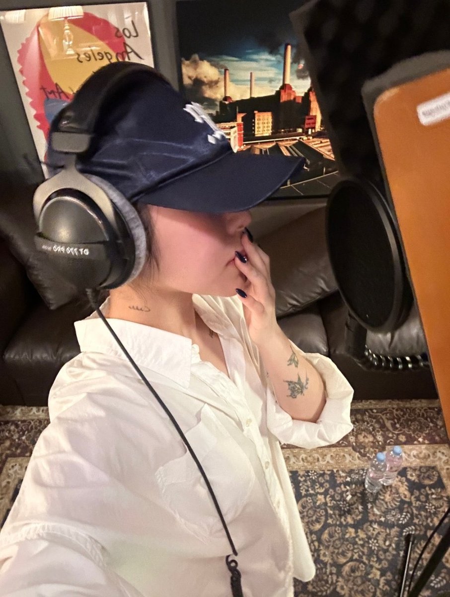 Hwasanator's tweet image. Look at the carpet and couch yepp it’s confirmed wheein is working with pws on upcoming song/album. I could never get tired of a pws production he’s just too goated