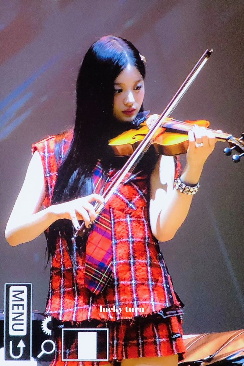 ocxzaq's tweet image. 바이올린에 1나도 애정없고 엄격한부모님이 시켜서 대학까지 간 얌전한딸같아서 웃김