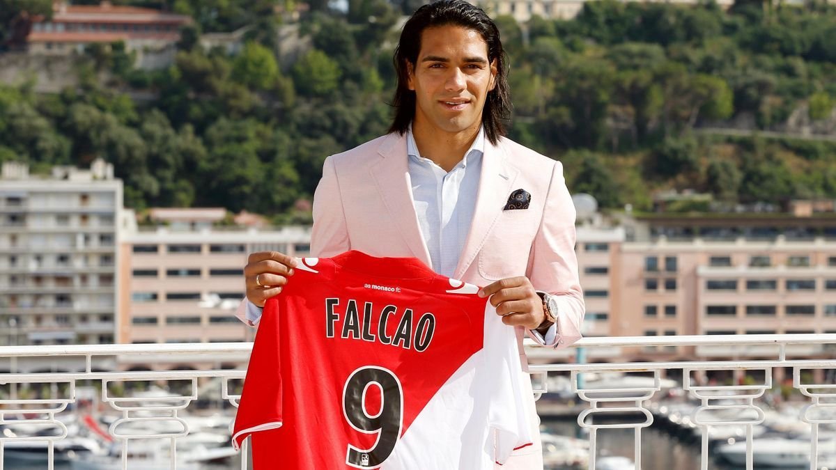 VSportsTM's tweet image. 2013: Radamel Falcao, presentado como nuevo jugador de Monaco
2025: Radamel Falcao, en una visita que realizó hoy en el club, otra vez con la camiseta de Monaco
🇨🇴🇲🇨🔝