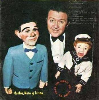 dominga_milenio's tweet image. Don Carlos robaba carcajadas con dos muñecos entrañables que llenaban teatros y salían en televisión.
Hoy su hijo guarda esos títeres como un legado y memoria familiar. ¿Cuál es la historia detrás de Neto y Titino?
Una historia de @SoleraClaudia:
milenio.com/cultura/don-ca…