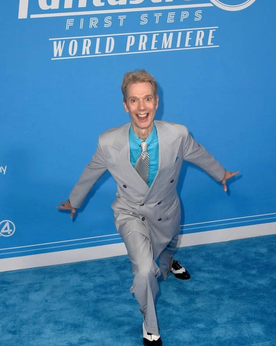 TavernaMarvel's tweet image. Doug Jones, ator do Surfista Prateado de 2007, recriando a pose do personagem durante a Premiere Mundial de 'QUARTETO FANTÁSTICO: PRIMEIROS PASSOS'.