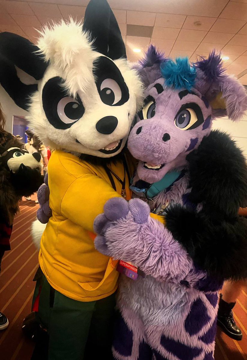Zarafagiraffe's tweet image. Me and @panda_paco. #FursuitFriday 
📷: random passerby :)