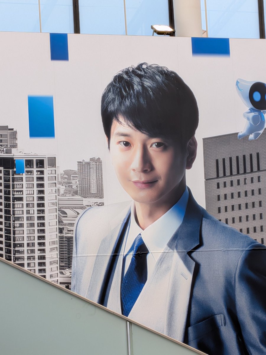 Go2Miya's tweet image. ええい!みんな夢洲駅の阿部寛ばっかアップするから向井理をアップしてやる!振り返ろう!(帰る時に目に入るけど…「早く電車乗りたい」の気持ちの方が勝るから…)
#大阪関西万博