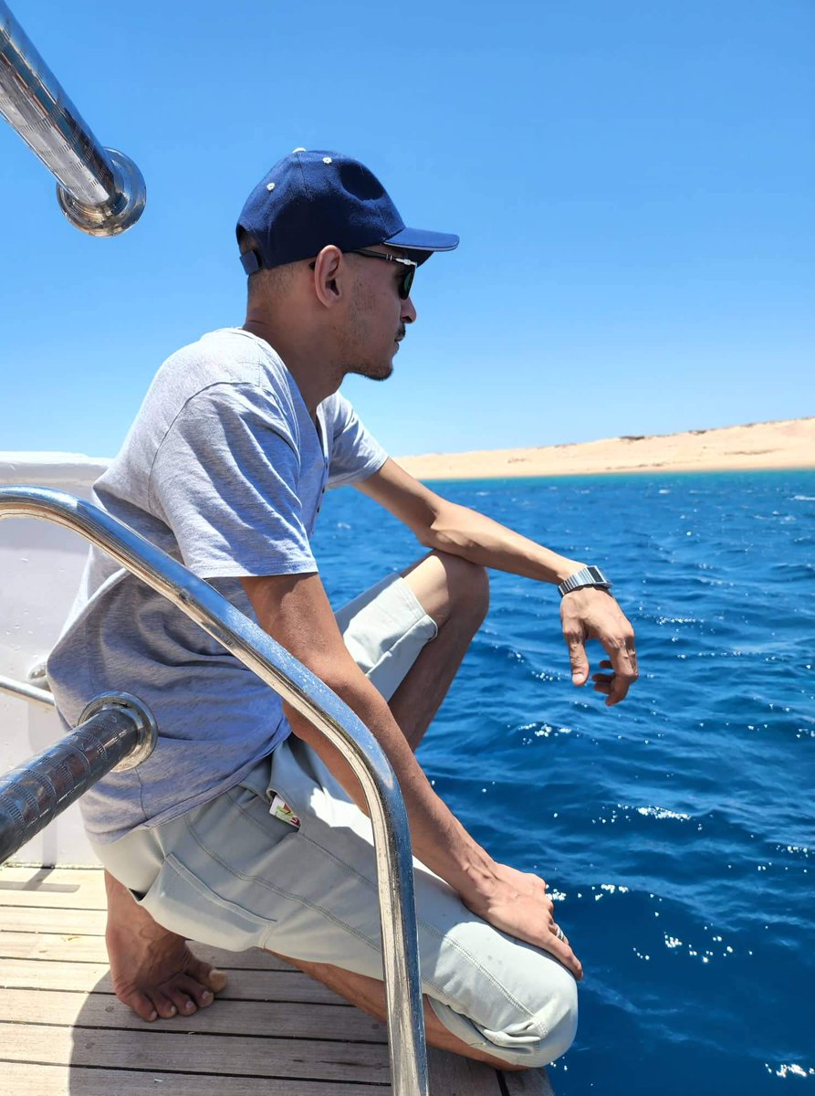 يتساقط الاصدقاء عاما بعد عام
بعضهم يسقط من القلب
وبعضهم من الذاكرة
والبعض الاخر يسقط من العين
حينها ندرك بأن السعادة ليست فى عدد الاصدقاء بل فى قيمتهم