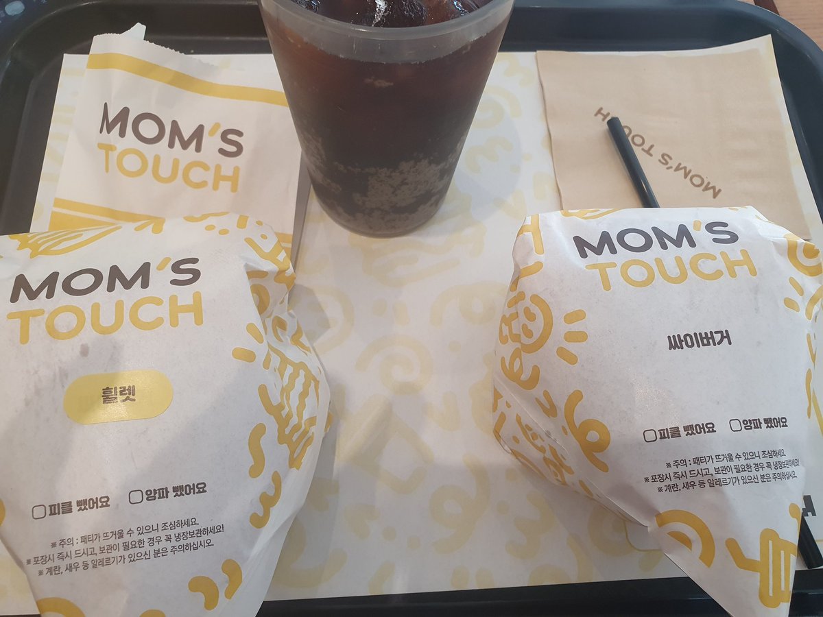 RamonuLover's tweet image. 朝食にハンバーガー？2個も？🙀