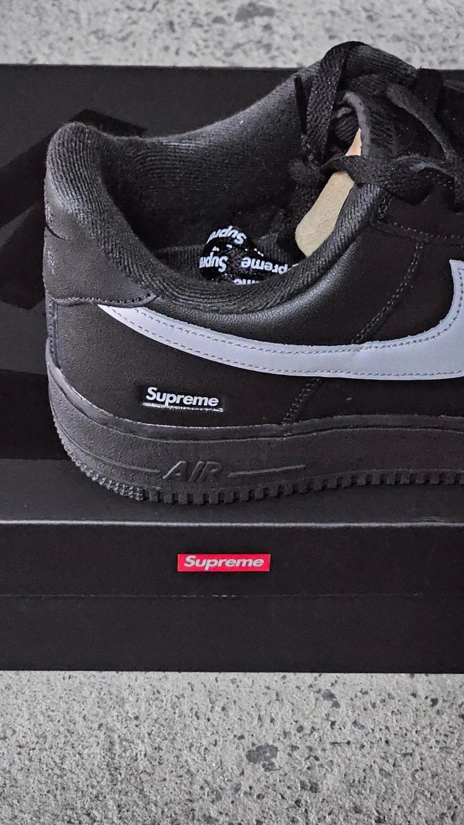 SBDetroit's tweet image. FIRST LOOK: Supreme x Nike Air Force 1 Low “Black/White” (2025) 🖤🤍
FULL DETAILS: sneakerbardetroit.com/supreme-nike-a…