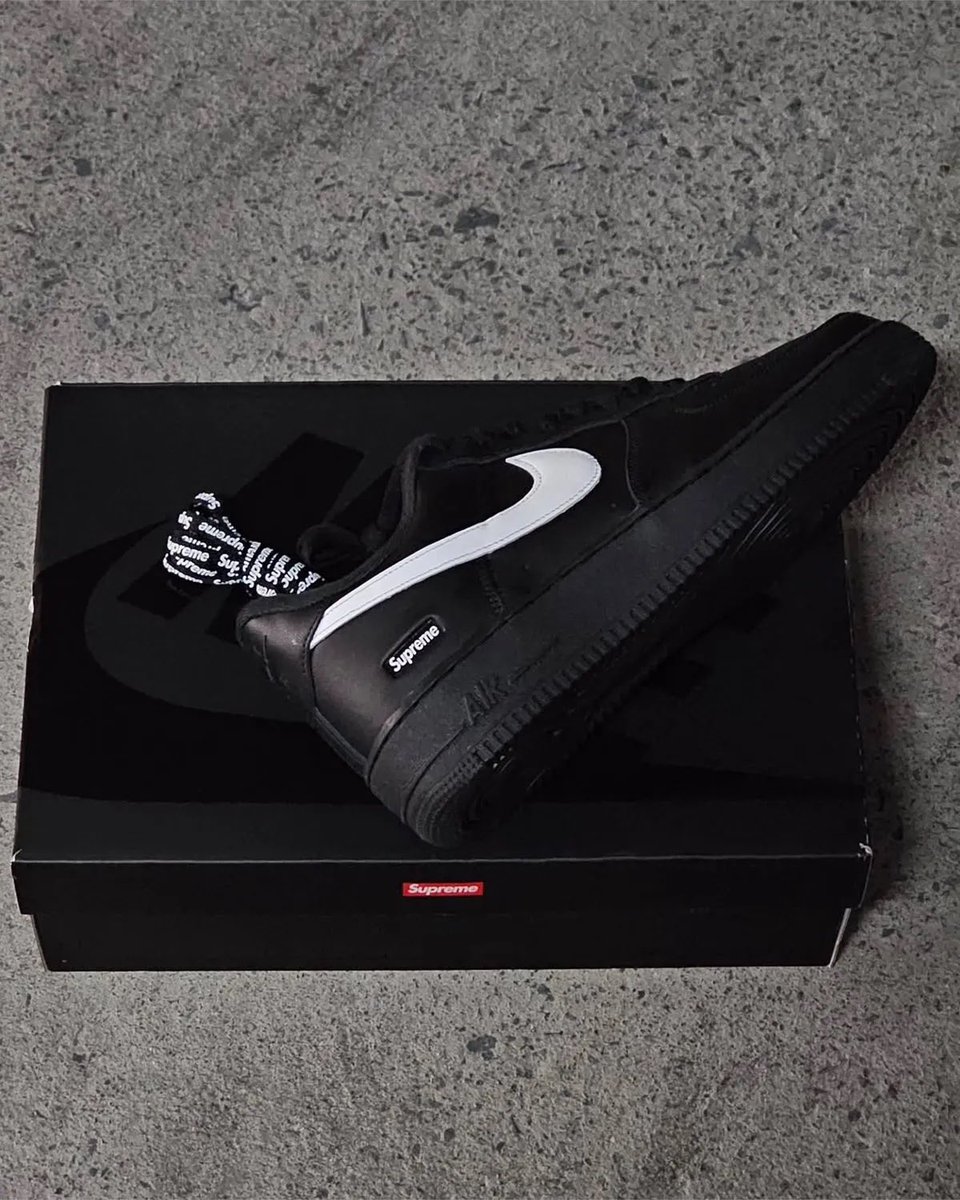 SBDetroit's tweet image. FIRST LOOK: Supreme x Nike Air Force 1 Low “Black/White” (2025) 🖤🤍
FULL DETAILS: sneakerbardetroit.com/supreme-nike-a…