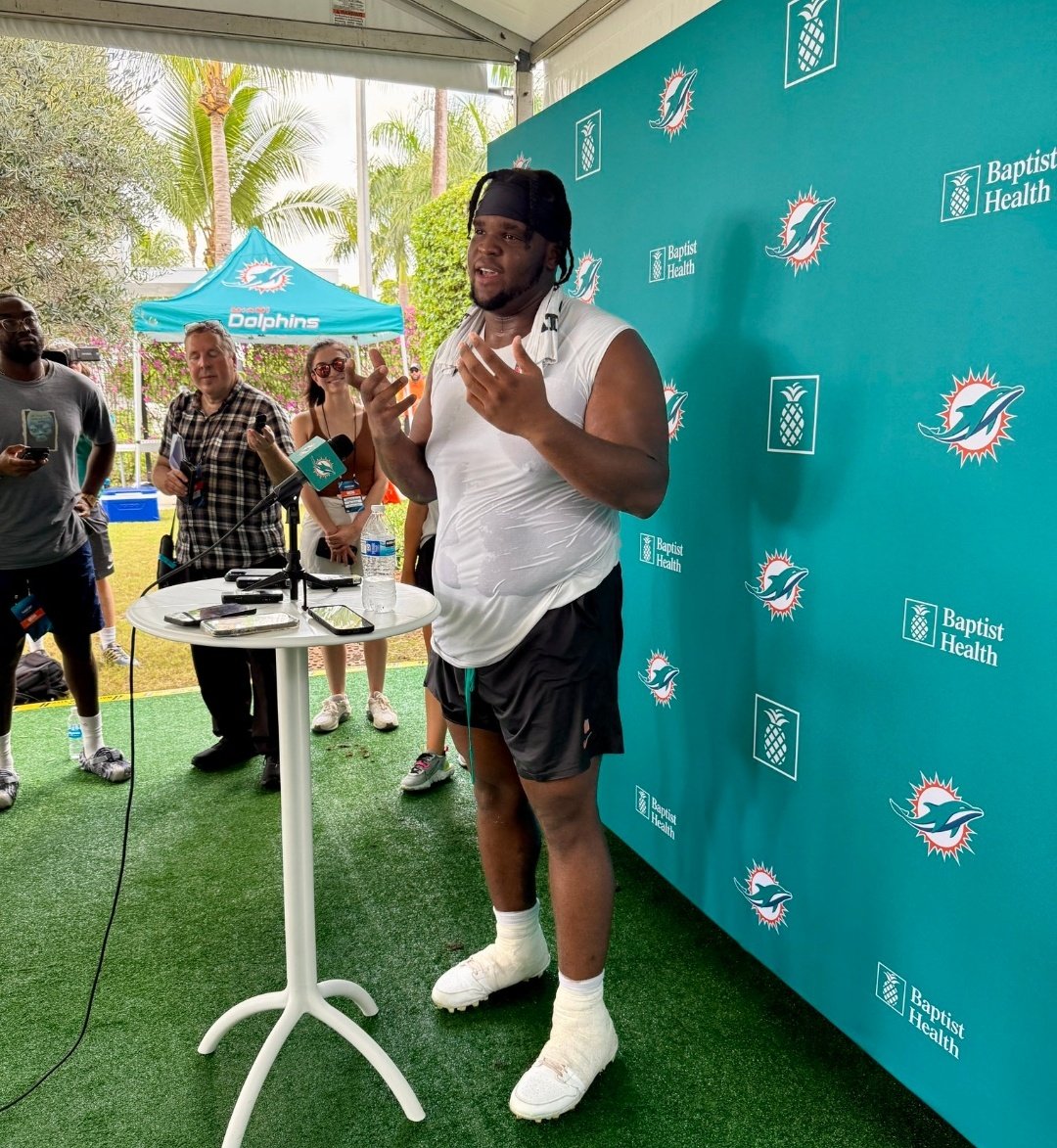 WADDLEVILL61682's tweet image. Hot take:
The Buffalo Bills are going to have a hard time getting away with holding this year against this Miami Dolphins front line.