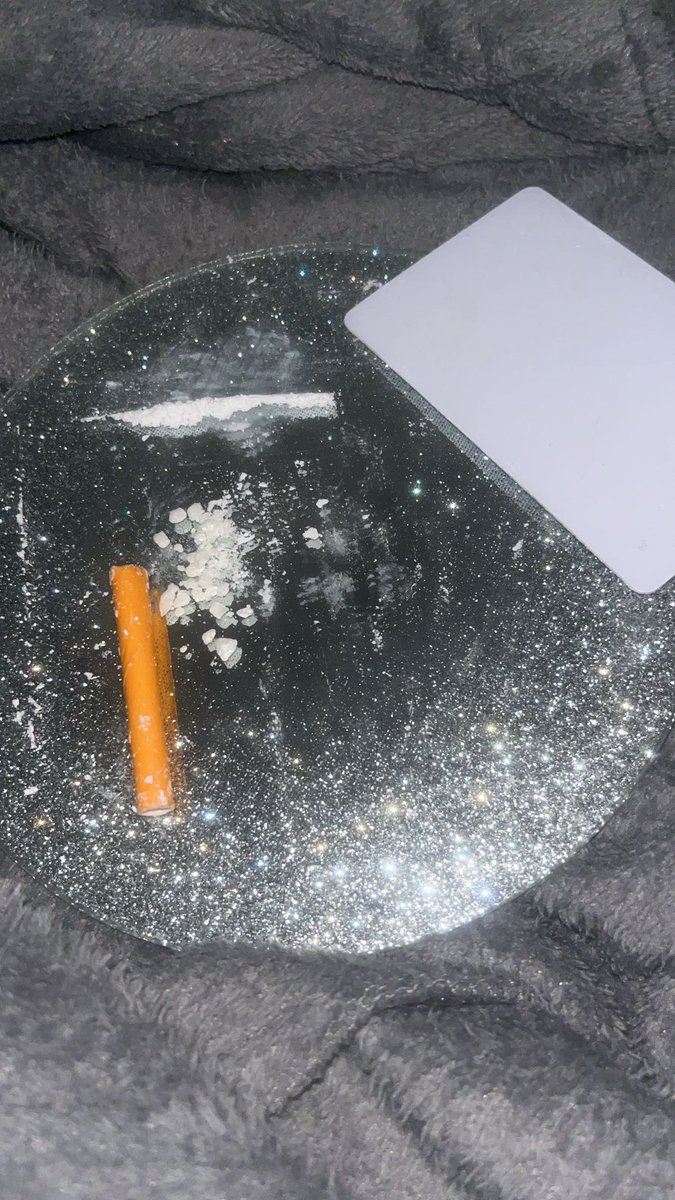 Anesabanana's tweet image. Taps did barely anything so I’ve been doing coke for hours and gonna start on k