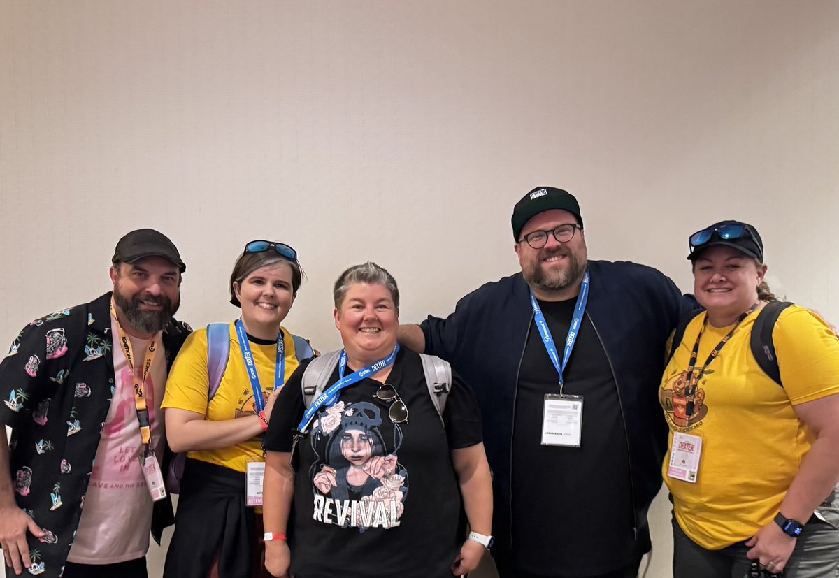 WynaughtP's tweet image. It was great showing up to support #Revival in a true Comic Con fashion and watching a little show get a lot of love. Thanks for stopping to chat with us @HackinTimSeeley &amp;amp; @LukeBoyceLive we wish you much continued success! @KCMOORE18 @hwngrrl