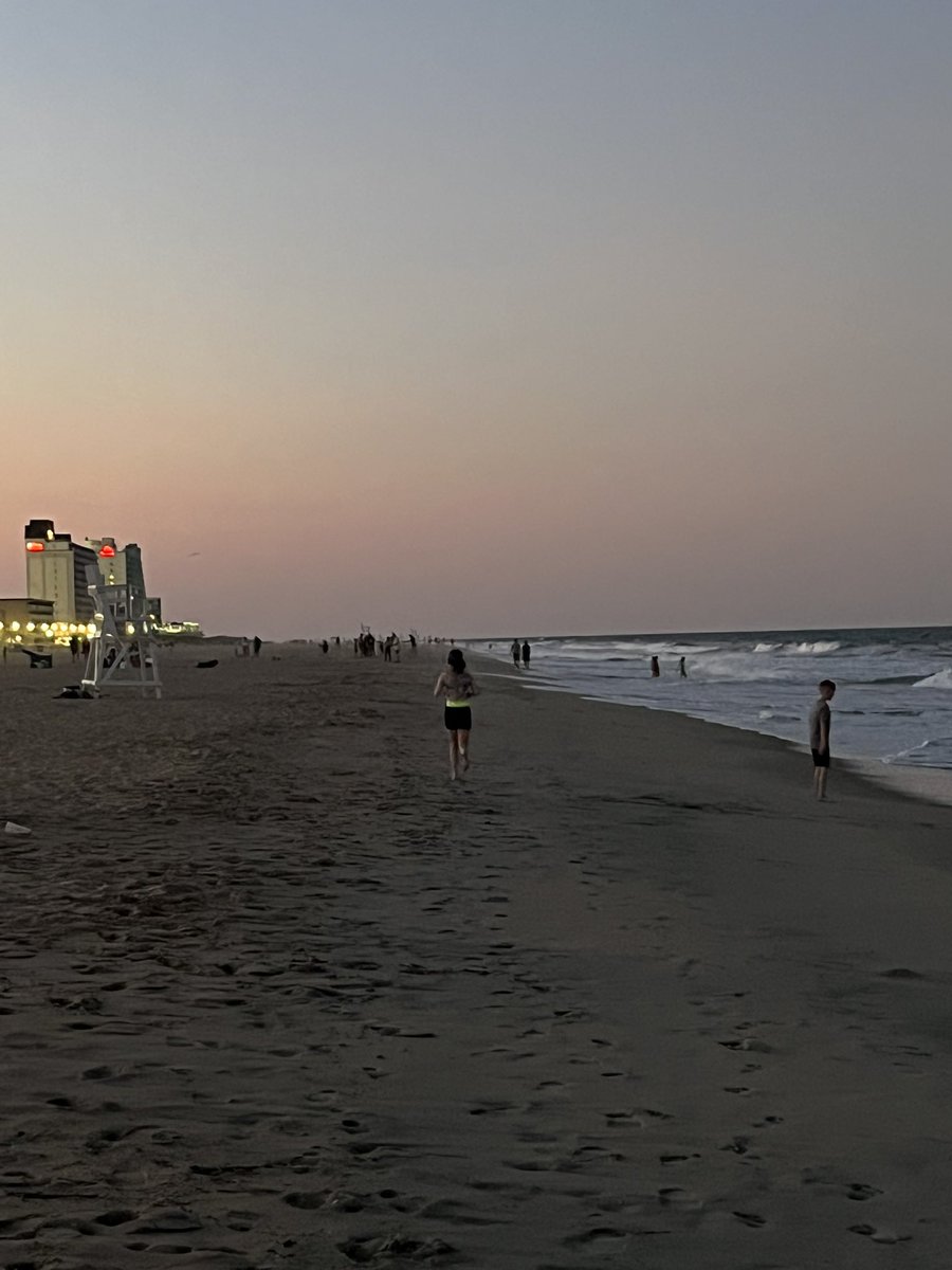 MrsPete23's tweet image. 🏃♀️My youngest daughter joined the junior high cross country team and her dedication is remarkable! Even training while at the beach! You go, girl!!🩷