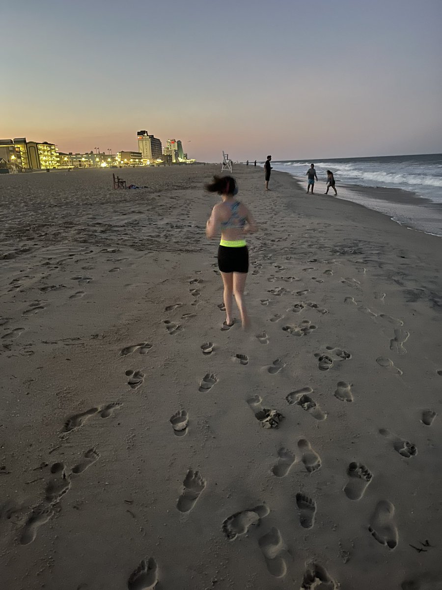 MrsPete23's tweet image. 🏃♀️My youngest daughter joined the junior high cross country team and her dedication is remarkable! Even training while at the beach! You go, girl!!🩷