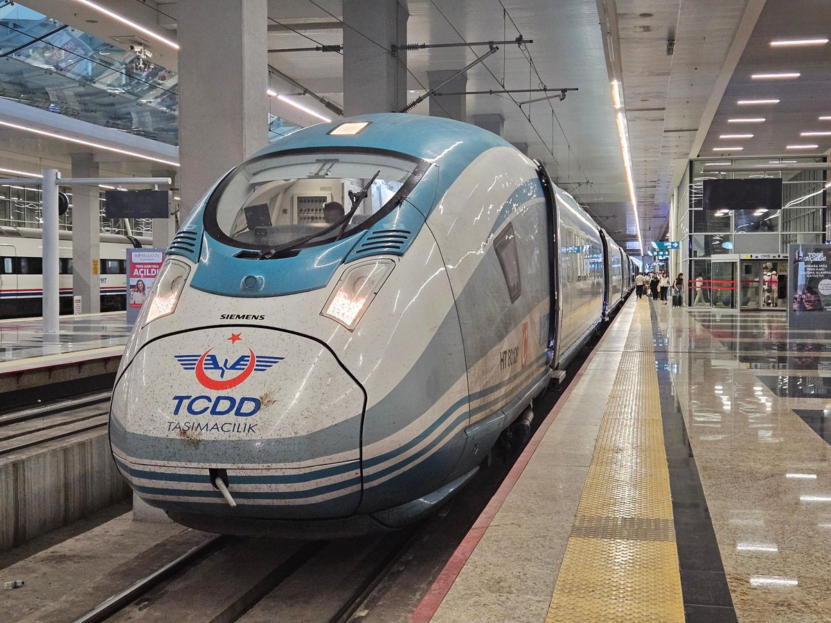 superalbs's tweet image. Staying in the coolest hotel in Ankara tonight, it's actually situated inside the station!
Downstairs are high-speed trains, upstairs are comfy beds. 😴