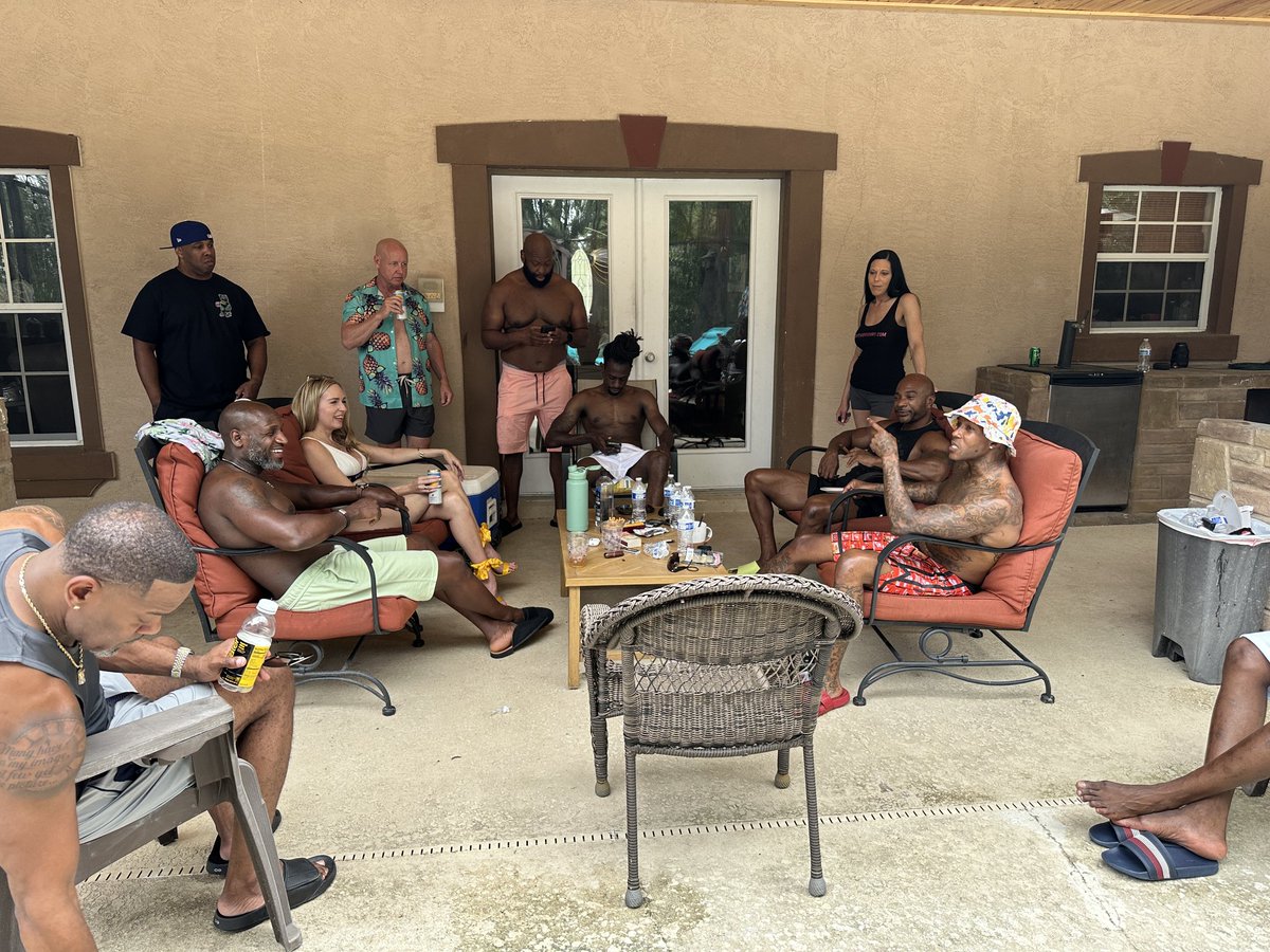 TheMikeJones79's tweet photo. When you are around this many big hitters, there's nothing but good vibes and great knowledge being shared. @SpunkSierra @Chocolatebeast5 @jessb716 @SoloTheBullxxx @THE_Remedy4U @SouthsideNiki @JiggaaJohnson @DanteDiggz @JayBlak1980 @Steel33Dee https://t.co/8H2t3iJ1S4