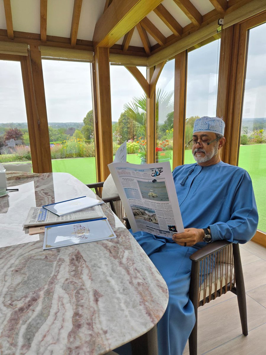 سلطــــــان الحكمة والسلام، أينما حل 
فهو يحمل #عُمان في قلبه وبين يديه.. 

#السلطان_هيثم_بن_طارق