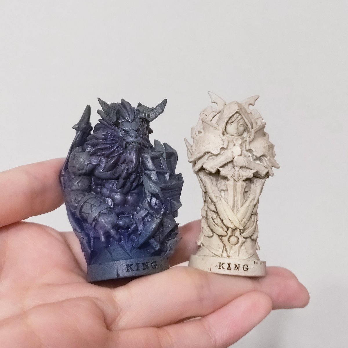 イラコン商品のチェス受け取ったんですが、チェス盤が想像してた4倍くらいデカくて笑いました
石造りっぽいアンティーク調の駒がめ〜〜〜っちゃ細かくてカッコよくてすごい！すごい！！！
イシスいて嬉しくて暴れました💃キングが白黒どっちも厳つくてよい