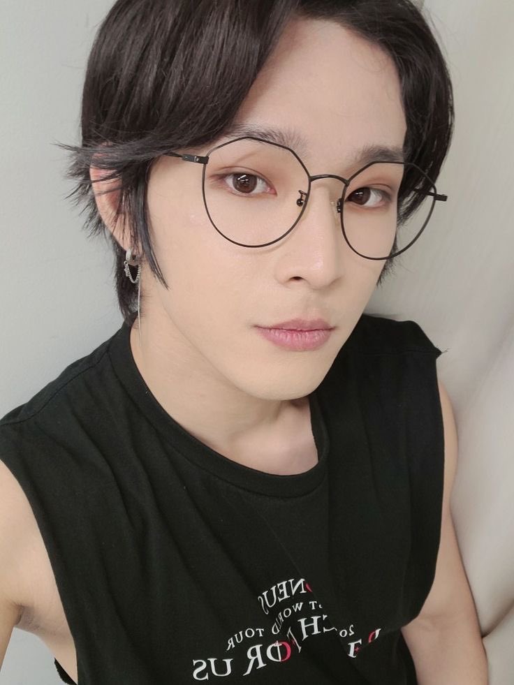 seohotwilight's tweet image. happy birthday to the man who takes up the role of personal fitness trainer and nutrition expert on protein, driver, chronically offline grandfather, father to four (currently three) and who is also an idol on the side!!!!
#싱그러운_여름의_싱미_건학이
#ONLY_ONE_LEEDO_DAY