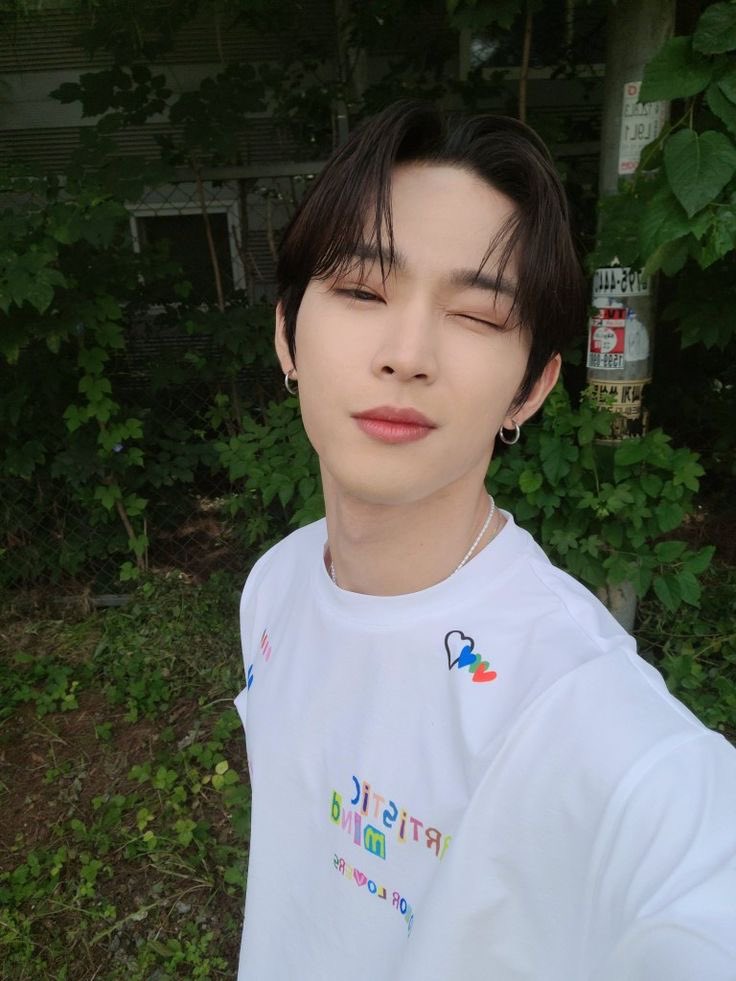 seohotwilight's tweet image. happy birthday to the man who takes up the role of personal fitness trainer and nutrition expert on protein, driver, chronically offline grandfather, father to four (currently three) and who is also an idol on the side!!!!
#싱그러운_여름의_싱미_건학이
#ONLY_ONE_LEEDO_DAY