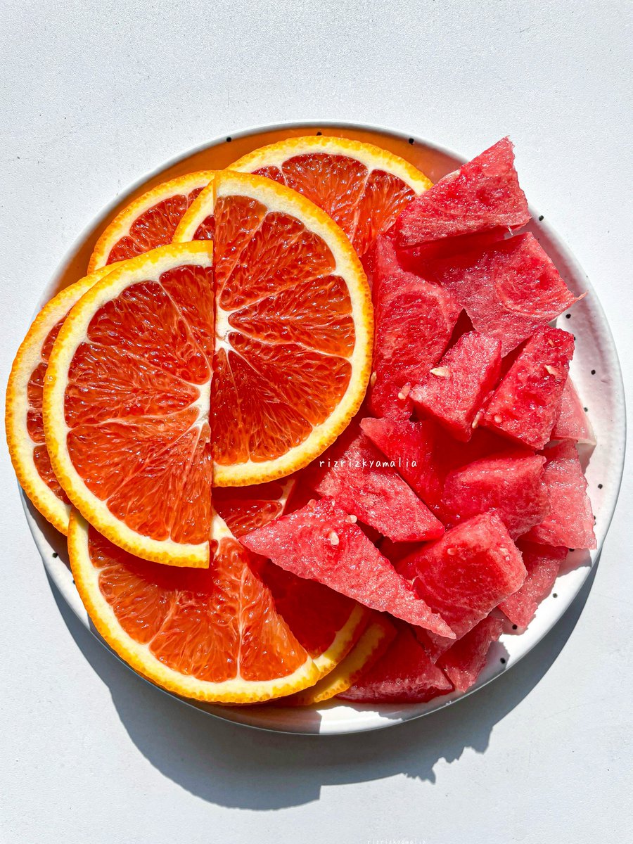 rizrizkyamalia's tweet image. Ya Allah seger banget 🍊🍉
Habis minum celery jus juga, tapi ga ku foto wkwk