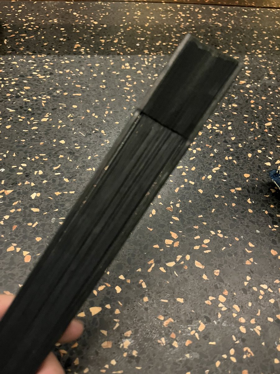tsukit9101's tweet image. 充電が必要なものを沢山持ちたくない、爆発したら怖い、持っている自分の絵面が想像できないという理由でハンディファンではなく扇子を使っている。折りたためるしいい香りつけられるし、扇子いいよ🪭
まあ私はすぐなくすから100均のやつなんですが…