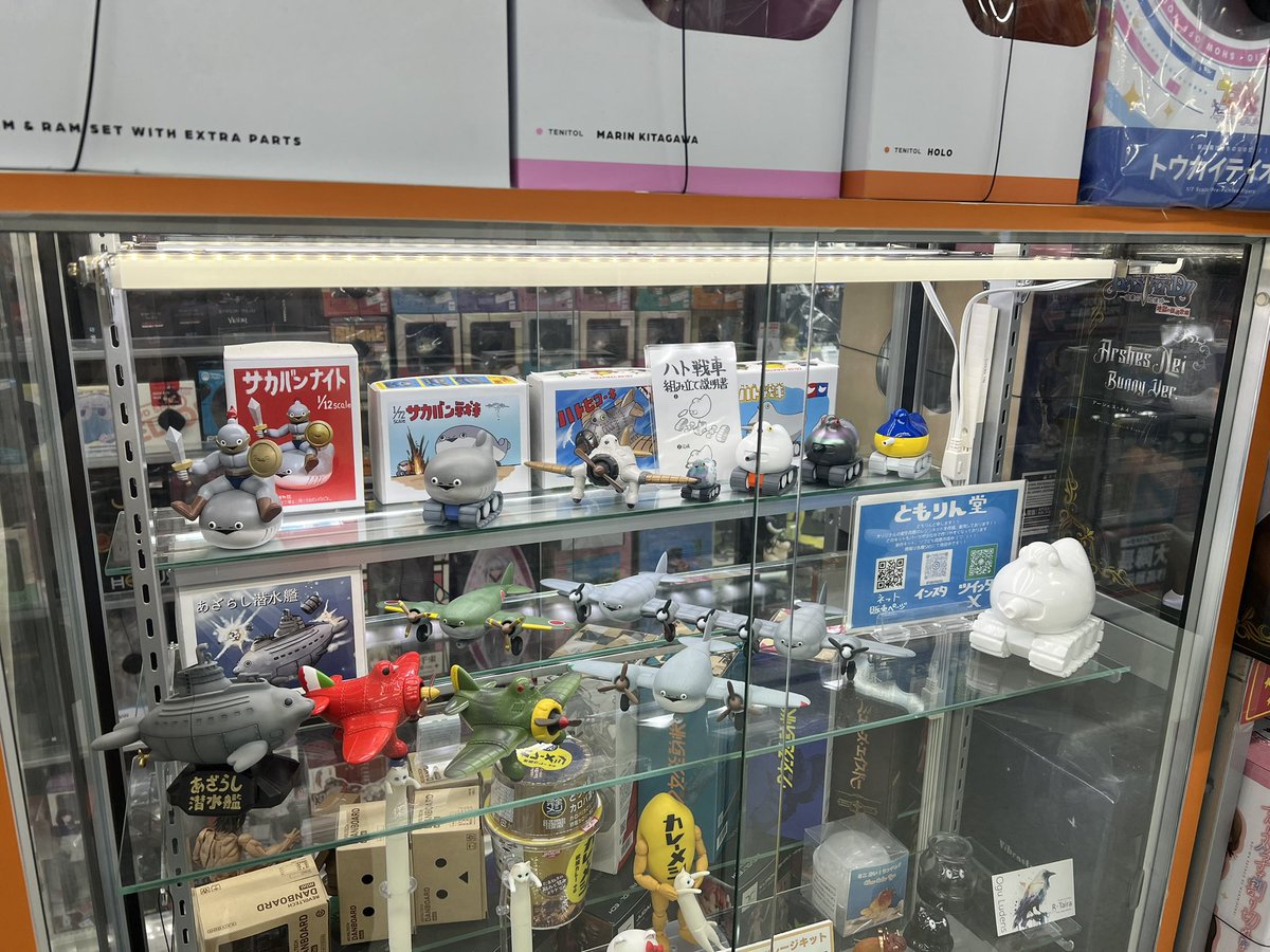 tomorin3939's tweet image. ワンフェス展示用にビックカメラさんから戦力を一時撤収させてもらいました…
現在新宿西口戦線はソフビハト戦車一台のみが防衛しております……まかせたぞ…