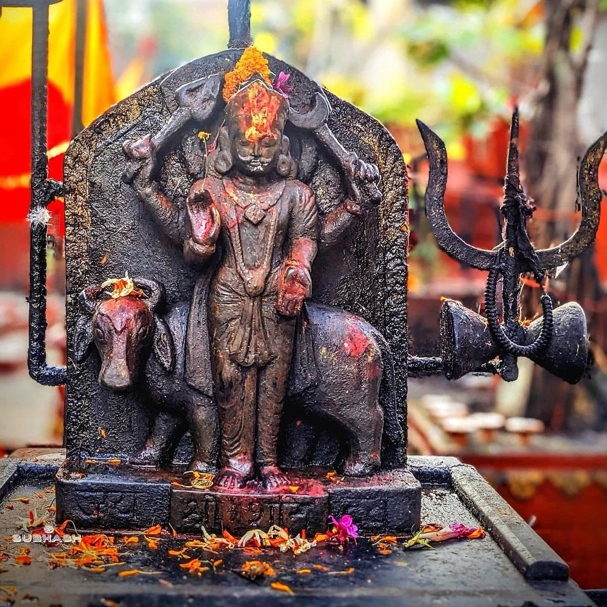 NoNext_Question's tweet image. Today Saturday, may Lord Shanidev protect us all. 🙏
The historic statue of Lord Shani Dev at Naxal Bhagwati Temple in Naxal, Kathmandu, Nepal.
Photo: subhash_man_sangat
#shanidev #templesofnepal #kathmandu #visitnepal #nonextquestion