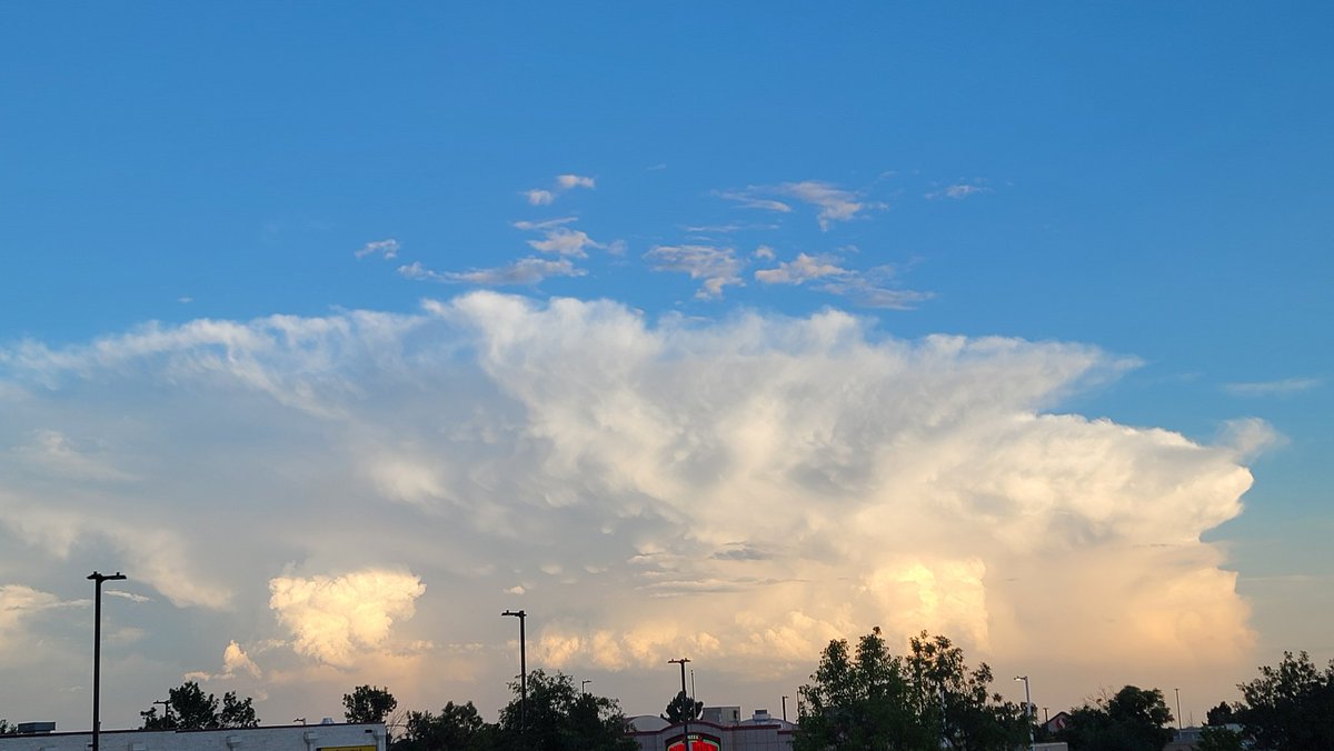 MattBlueThunder's tweet image. Parking lot intercept of a storm to the south over Pueblo. #cowx