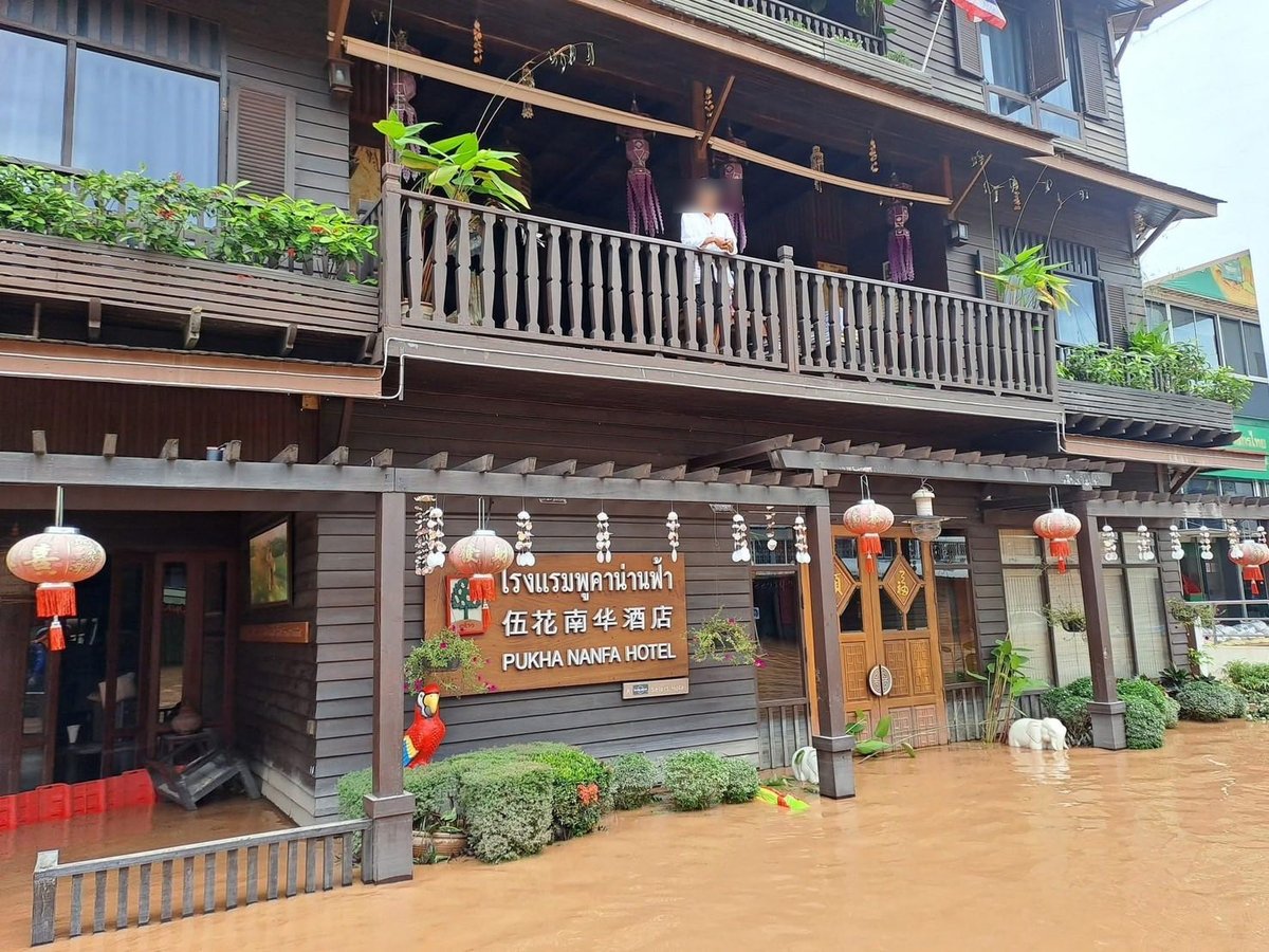 js100radio's tweet photo. 26 ก.ค 68 เวลา 08.00 น. ระดับน้ำถนนหน้าโรงแรมเทวราช อ.เมือง จ.น่าน #น้ำท่วมน่าน   

(Cr. ศูนย์ประชาสัมพันธ์ร่วมจังหวัดน่าน) https://t.co/fdcnXJ3jSQ