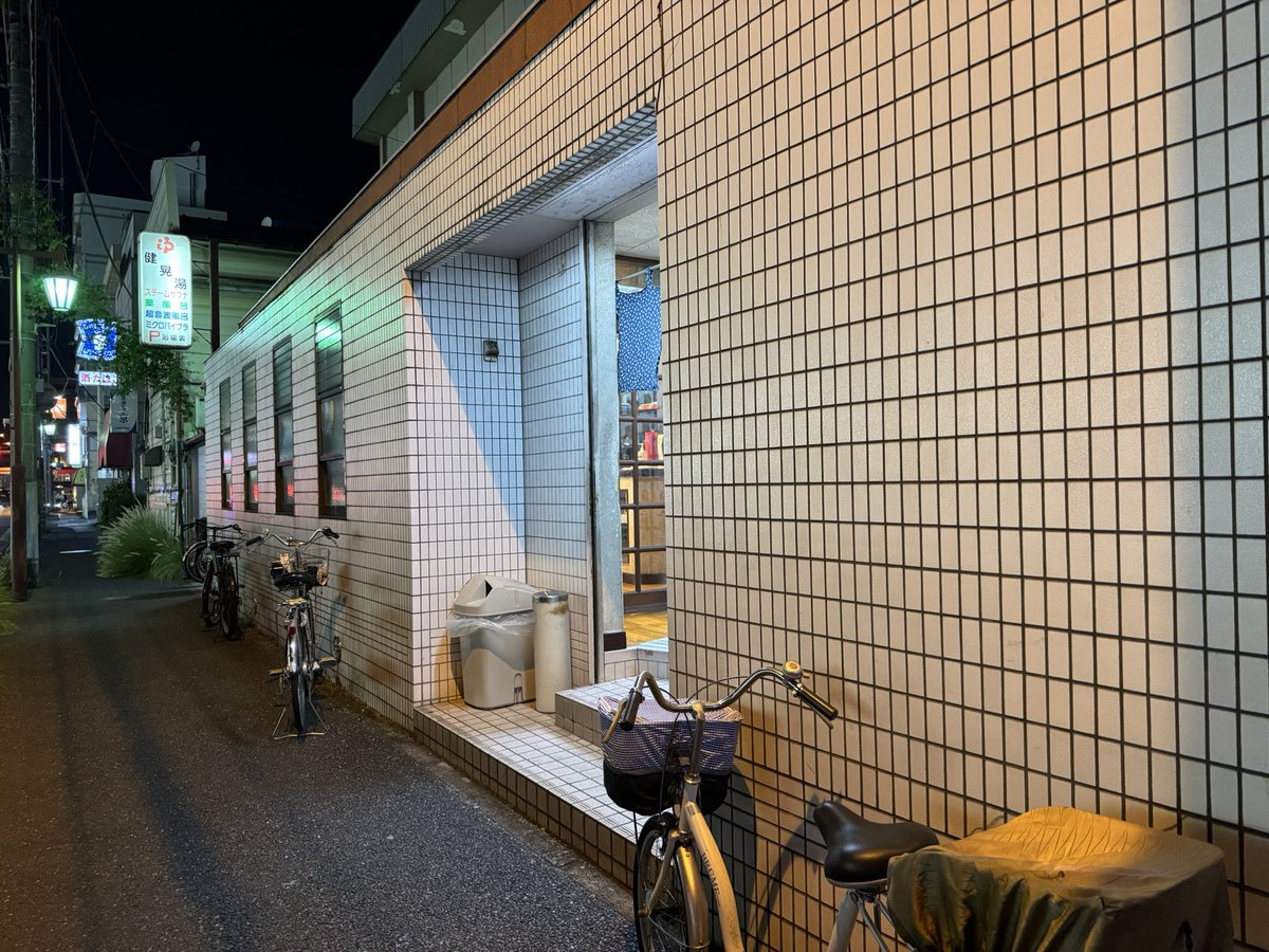 sssgmiso's tweet image. 戸田公園「健晃湯」、無料のスチームサウナがすごい。スチームサウナっていわゆるサウナ好き用のドライサウナより温度低めなのに、ここのは激熱。油断して入って悶絶した。フェザー級がキツいから階級下げたら相手がモンスター井上尚弥だった気分。