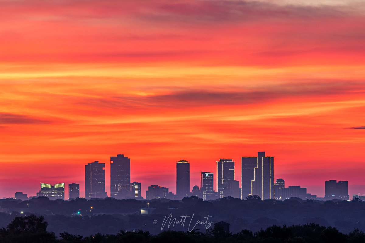 mattlantz's tweet image. Fort Worth was all aglow this morning! 🤩
#dfwwx #txwx