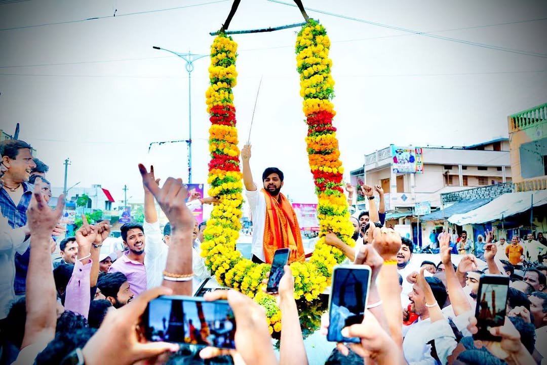 Revanth4BRS's tweet image. Happiest Birthday @SHASHANK_BRS Anna!! 💝💐💐
Your simplicity and commitment is always Admirable.!!
Looking forward to see you in Bigger Position. 💝