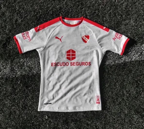 wmansilla's tweet image. La nueva camiseta suplente va a ser parecida a esta, sin escudo del IFC
Gracias por la data @Lucho_Picholis