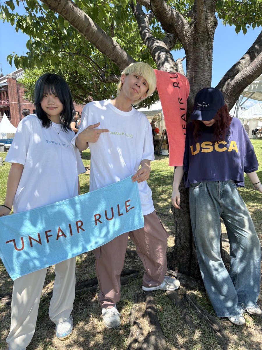 UNFAIR_RULE's tweet image. 【 UNFAIR RULE 新グッズ🌻】
☀️EMBROIDERY T-SHIRT
SKY L着用
LIME XL着用
☀️ERASER CAP
☀️FACE TOWEL
チョコミント
スイカバー
是非ゲットしてください🍉