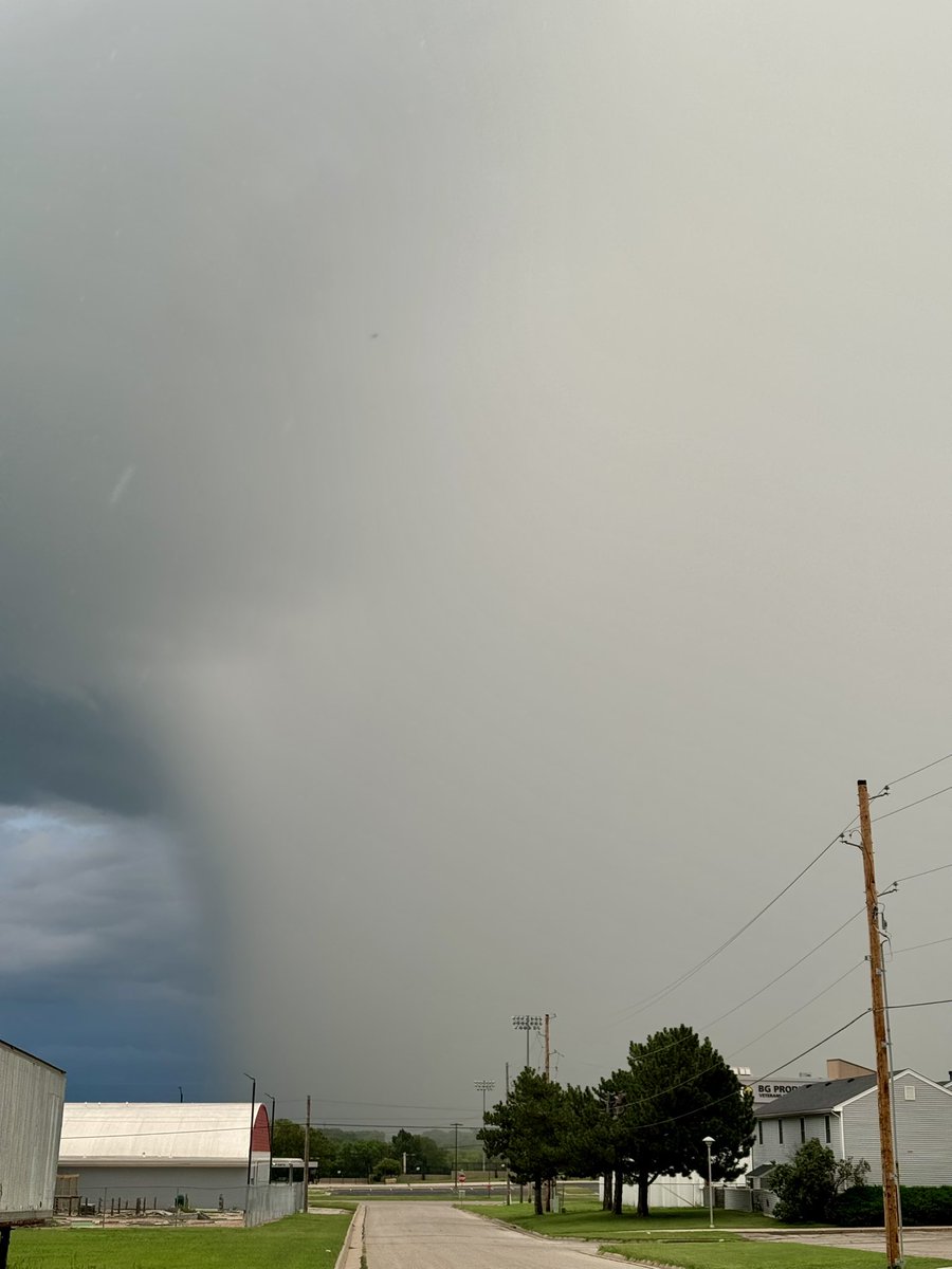 Heavy rain moving into El Dorado, Kansas #kswx <a href="/NWSWichita/">NWS Wichita</a>