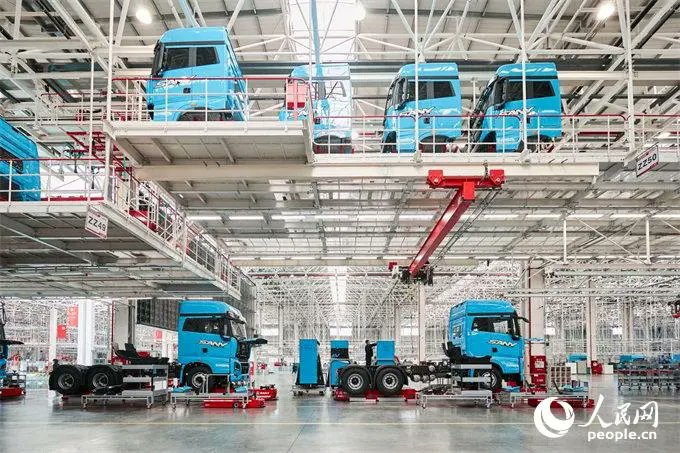 tphuang's tweet image. Sany recently launched new eHDT SE636.
It has > 500 km range w/ 636 kWh battery pack.
Uses 800V platform & can charge 20-80% in 30min.
Reaches speed of 110km/h w/ 870hp motor
Has L2+ ADAS w/ Lidar
Sany claims it costs 0.5-1 RMB/km to operate vs 1.5RMB for ICE trucks.
Over 150km…