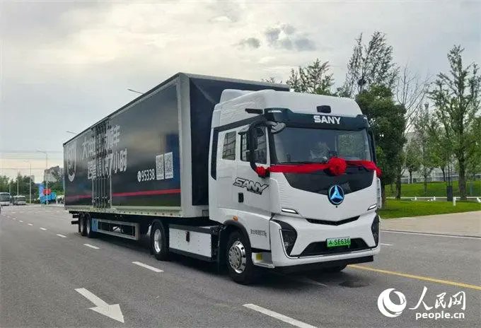 tphuang's tweet image. Sany recently launched new eHDT SE636.
It has > 500 km range w/ 636 kWh battery pack.
Uses 800V platform & can charge 20-80% in 30min.
Reaches speed of 110km/h w/ 870hp motor
Has L2+ ADAS w/ Lidar
Sany claims it costs 0.5-1 RMB/km to operate vs 1.5RMB for ICE trucks.
Over 150km…