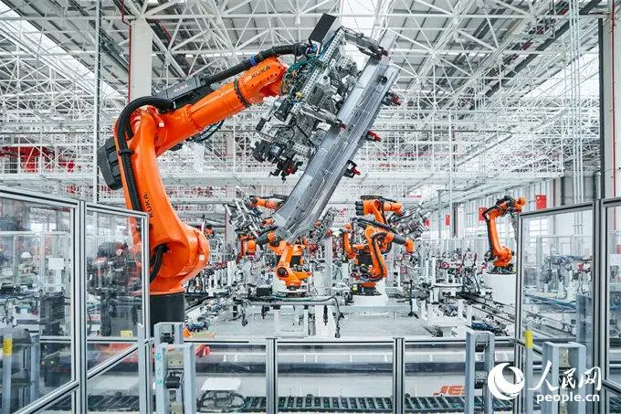 tphuang's tweet image. Sany recently launched new eHDT SE636.
It has > 500 km range w/ 636 kWh battery pack.
Uses 800V platform & can charge 20-80% in 30min.
Reaches speed of 110km/h w/ 870hp motor
Has L2+ ADAS w/ Lidar
Sany claims it costs 0.5-1 RMB/km to operate vs 1.5RMB for ICE trucks.
Over 150km…