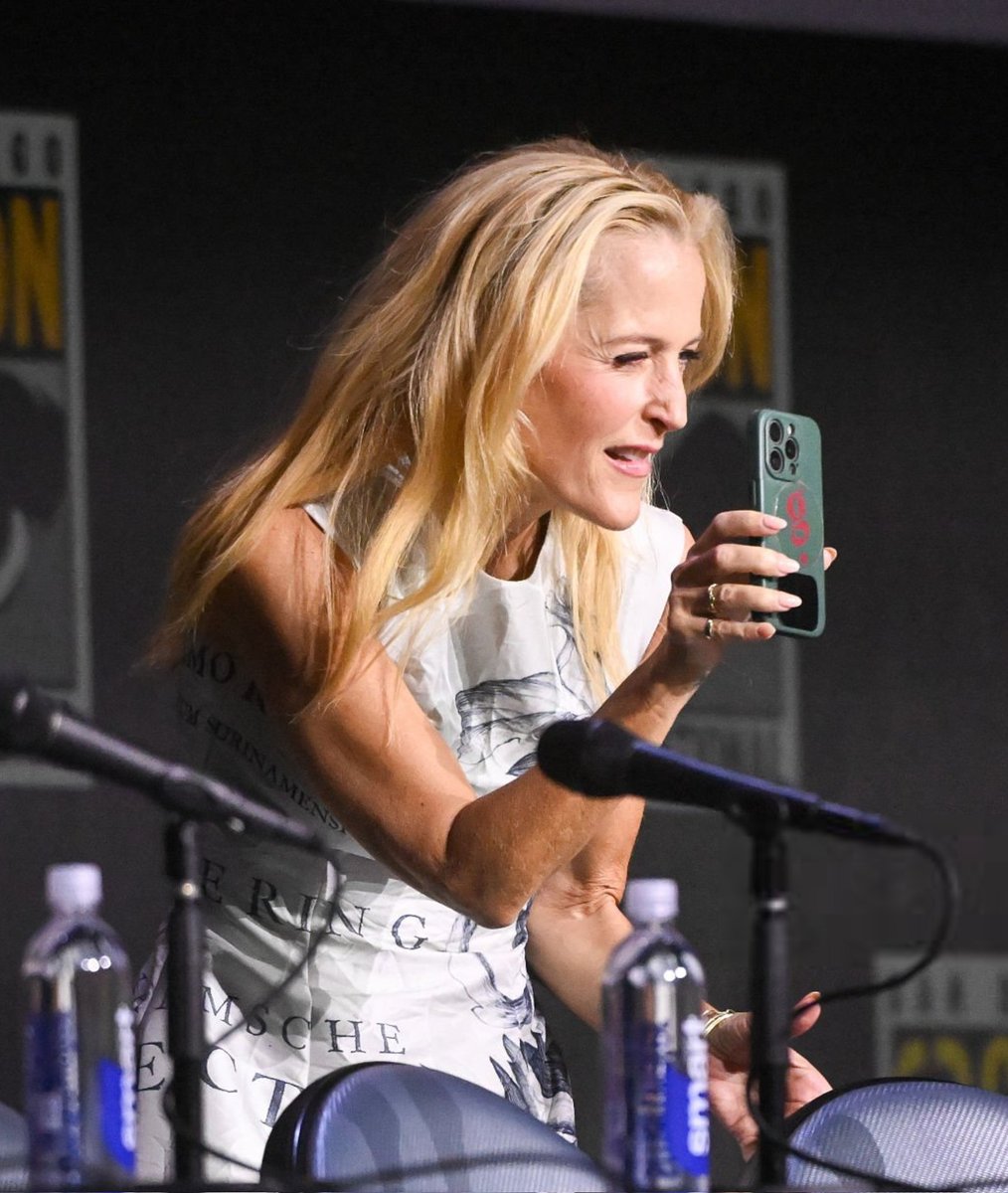 archivegilliana's tweet image. GILLIAN! 🚨 New pics of Gillian Anderson during the #TronAres panel at #SDCC2025. 📸