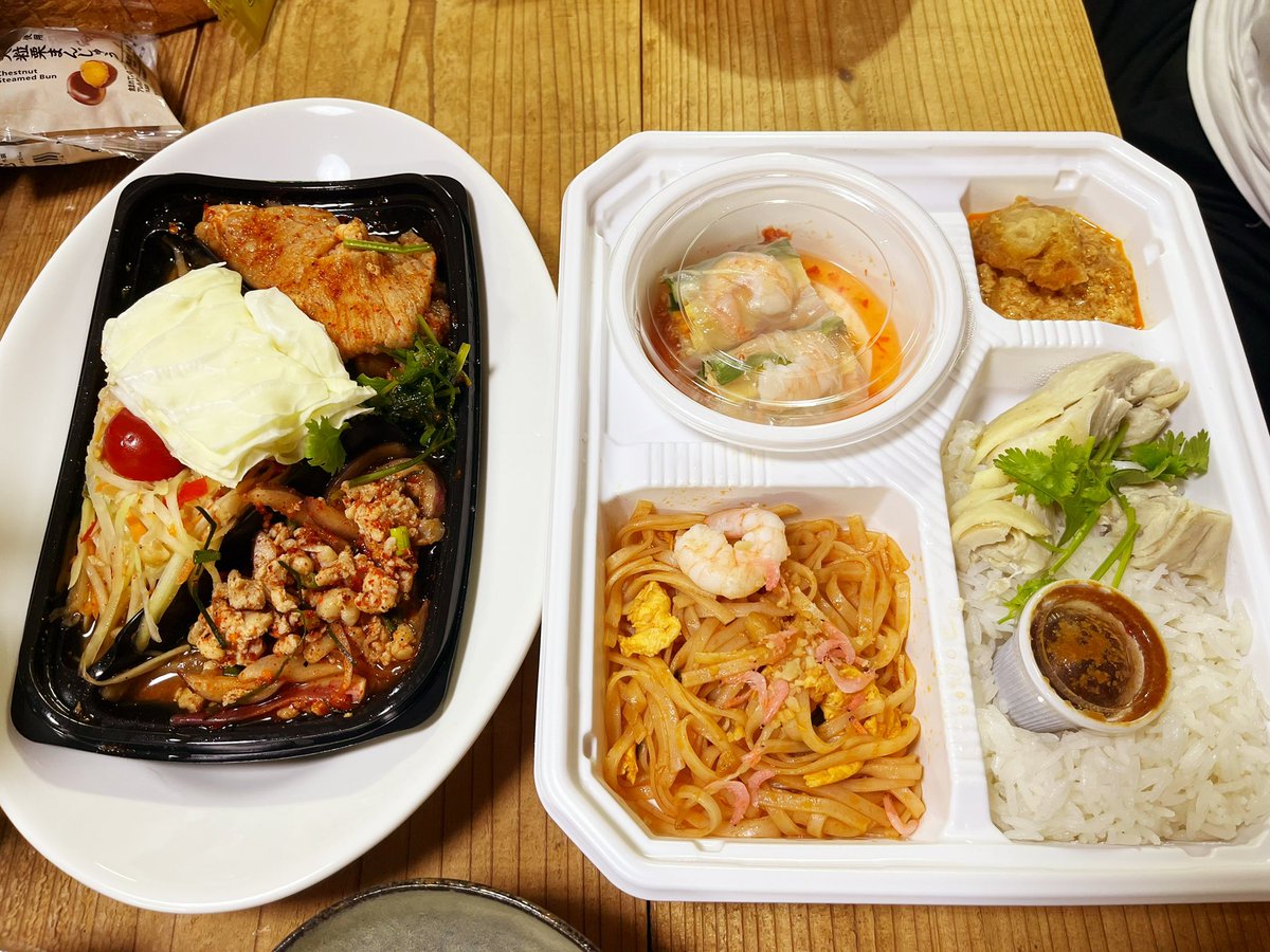 jiromal's tweet image. 昨日は買ってきたもんだけで晩ごはんしたんだけど、左側のイサーンセットみたいなのが辛くて辛くてマジ辛くて、辛さをいやそうとビール5本も飲んでしまって身体がダルダル。渋谷フードショーのオリエンタルデリ、次は辛さ0のやつにします