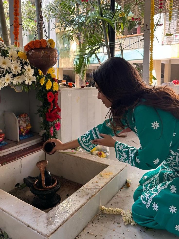 हे दीनबंधु! हे भाग्यविधाता
सकल मनोरथ पूरण कीजै
अडिग अनन्त, हे दुःख निपाता
हमको अपनी शरण में लीजै❤️
हर हर महादेव🙏