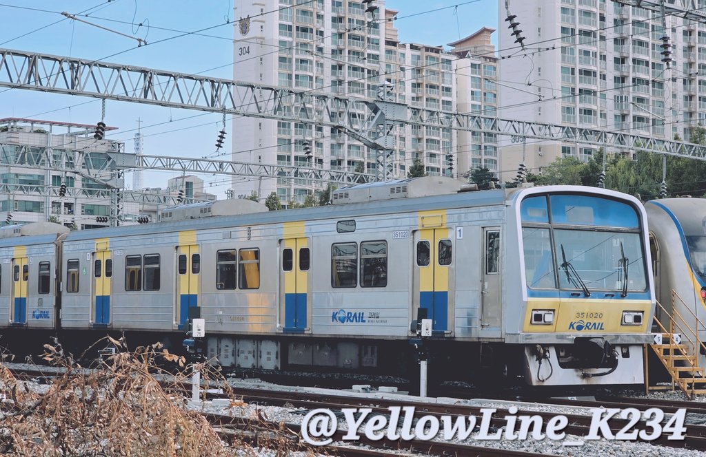 YellowLine_K234's tweet image. 25.07.26 (Sat)

D-0

분당기지에서의 마지막 밤을 보내고 병점기지, 그리고 그 너머로 떠날 채비를 마치고 대기중인 351F20 편성.

#351F20 #351F20편성 #LastRun #폐차회송 #Adieu