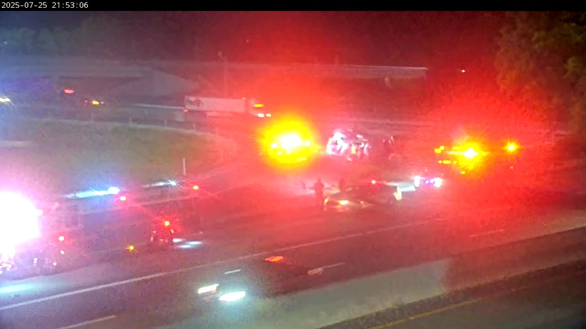 WHAS11's tweet image. TRAFFIC 🚨 An overturned semi is causing traffic delays in east Louisville: whas11.com/article/traffi…
📸: TRIMARC