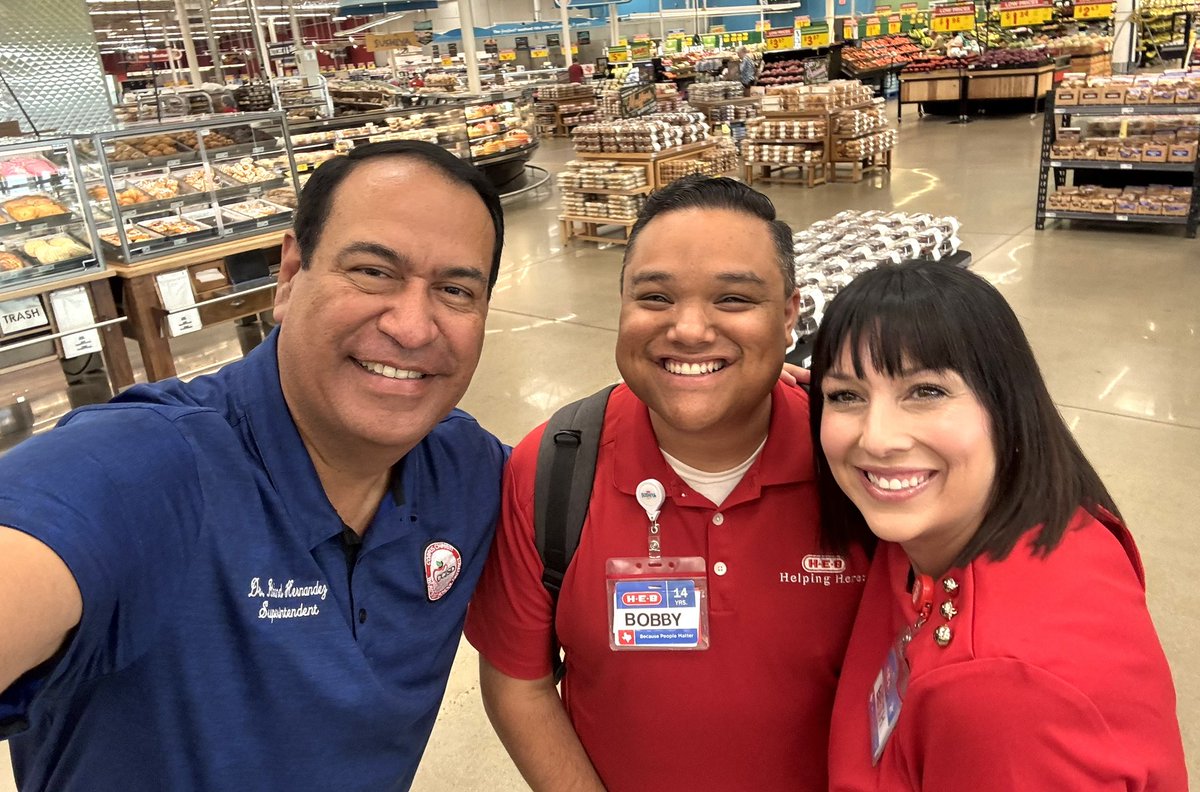 r0hernandez's tweet image. Thank you to our Veterans Memorial Eagle Cheer and Drumline for cheering us on at the HEB-United Way Supply our Students (SOS) Back to School event. Our great partnerships continue. Great coverage by our friends from KRIS6 News!