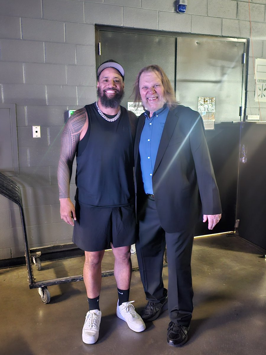 Some shots from tonight! Nice send off for The Big Man.

#RIPHulkHogan #SmackDown