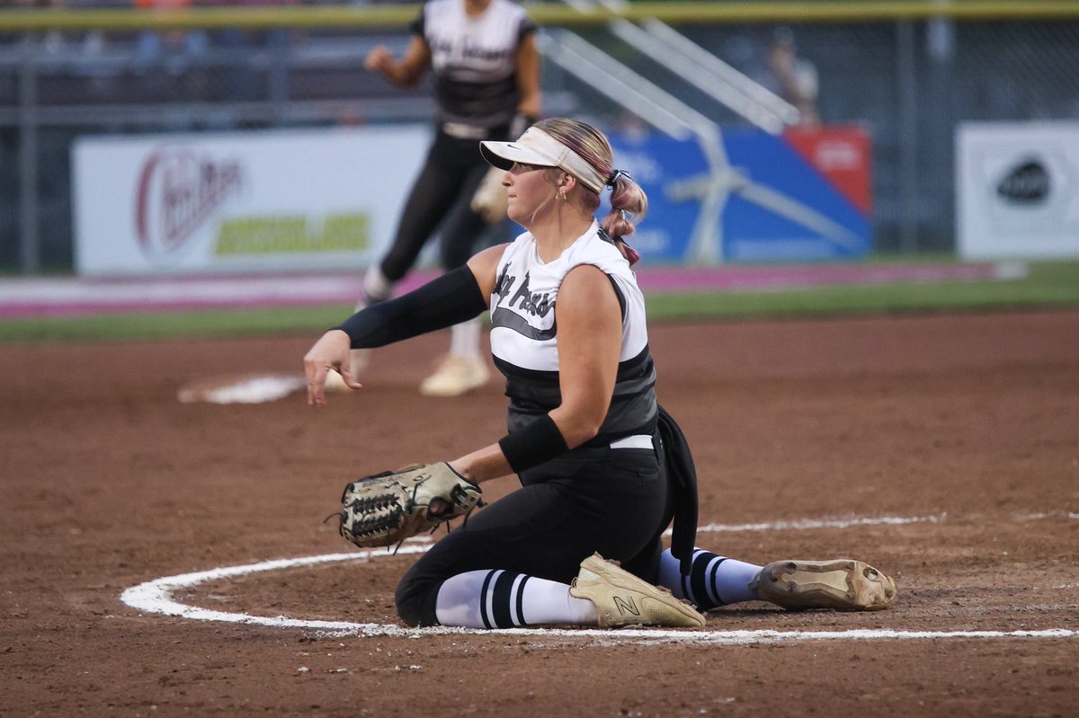 IAsoftball_'s tweet image. 🚨THROUGH 5🚨

WAYNE: 1
CLARKSVILLE: 4

#IAsoftball X #iahssb