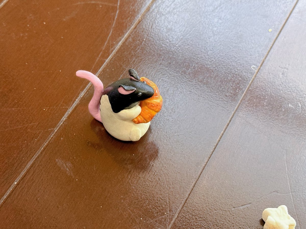 awa_mar0's tweet image. 黒フーちゃん届いた🐁🐀💘
めっっっちゃ綺麗な作りのフィギュアでたまげてる…ぽちゃっとしててかわいすぎる…🤤💟うちには黒フー居ないから一番近いリア君に見てもらったよ✨ちゅーしてた😂ギリカマレテナイ