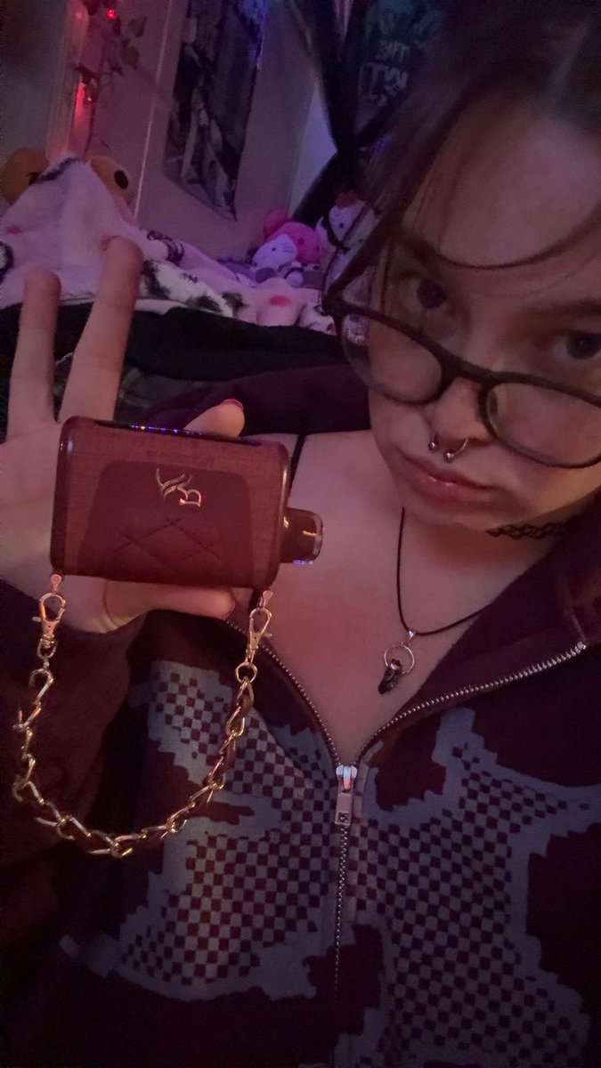 mandyphobiaa's tweet image. vape matches my kmoe hoodie β₯οΈ