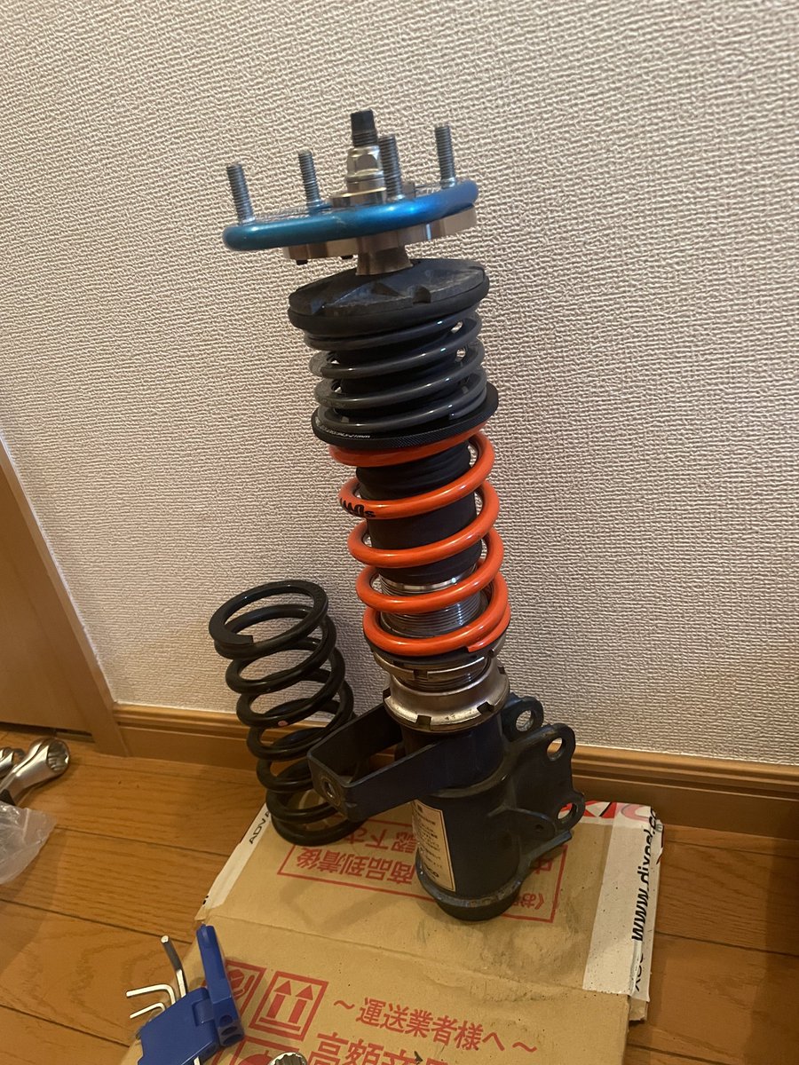 車高調折れの件、譲ってもらったクスコ脚をOHに出して返ってきた
フロントの軽いSWの伸び側ストローク量を確保するために初めてヘルパー入れてみる