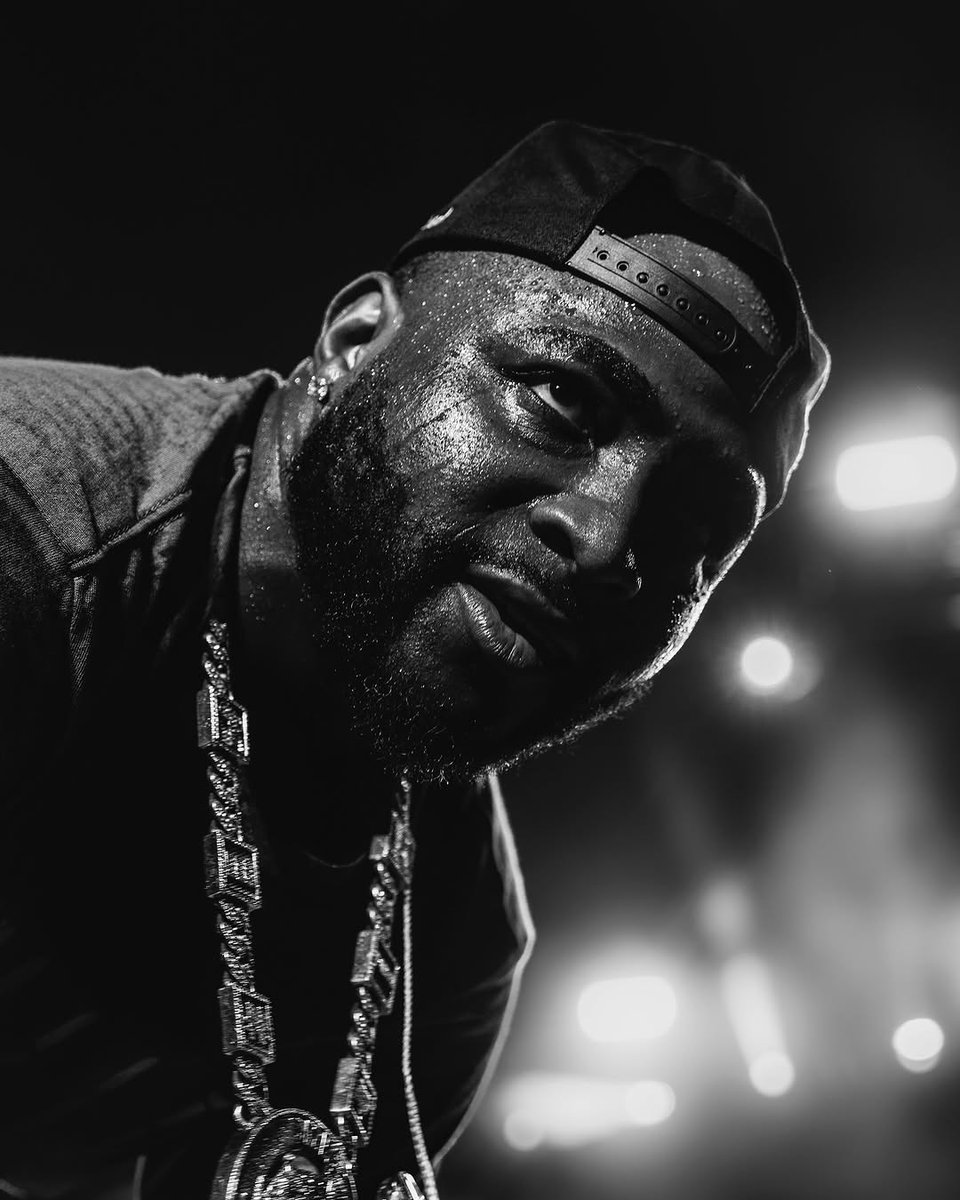 5iveAliveWT's tweet image. The number of artists and DJs @davido’s given a platform to perform and open for him tonight? Can’t even count. Different backgrounds. Different cultures. Different sounds. They all got a chance to shine tonight.
That’s impact. That’s 001. 💯🌍
#5iveAliveTour #the5ivealivetour