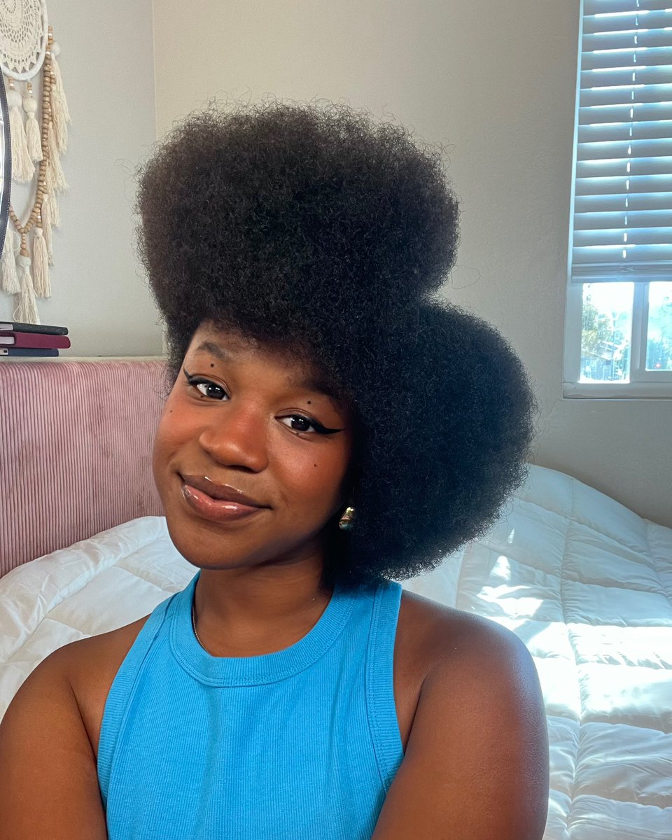 shesasolarbeing's tweet image. 3 out of 26 letters down , challenging myself to sculpt the whole alphabet with my hair ..I attached the a and m if you missed it